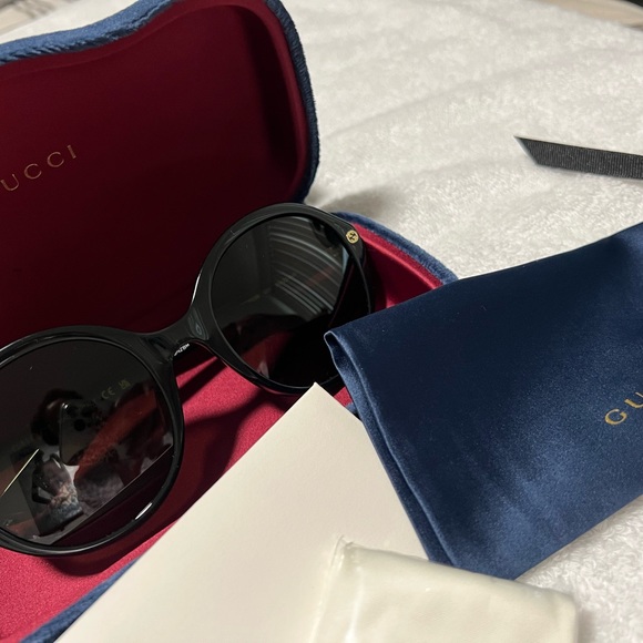 NEW GUCCI SUNGLASSES - Picture 8 of 11